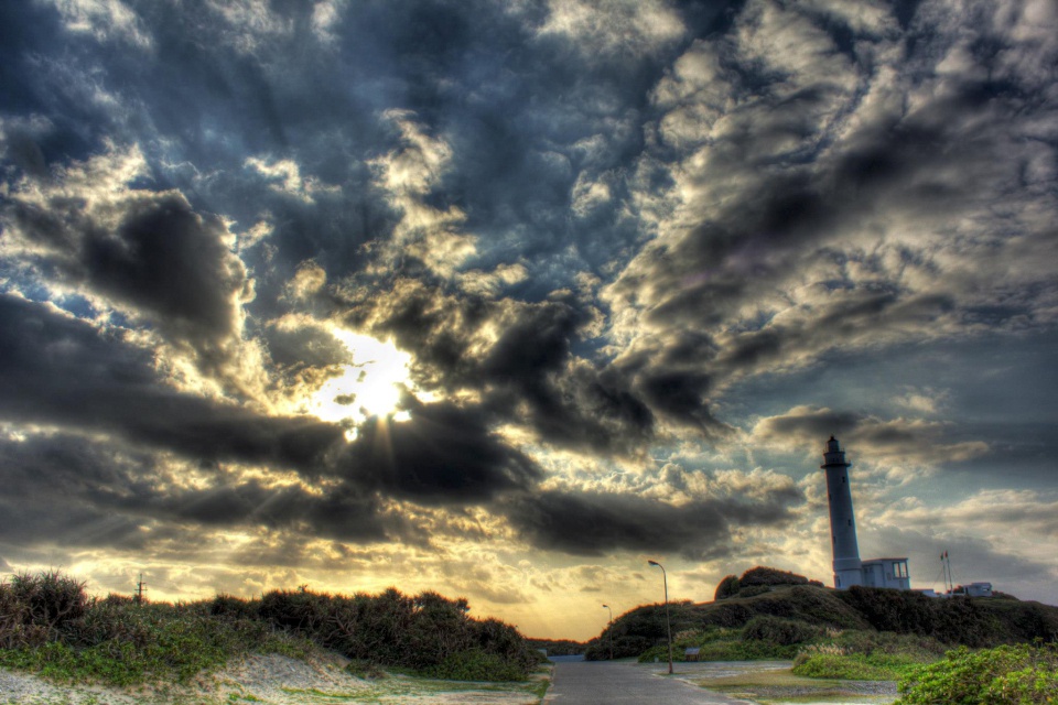 昏黃時分的綠島燈塔