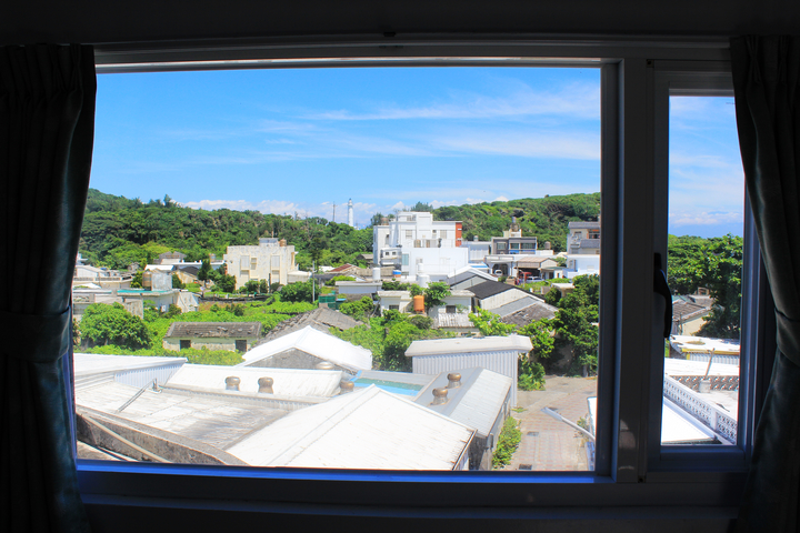 每個房間都有大片玻璃窗，可以看民宿窗外風景