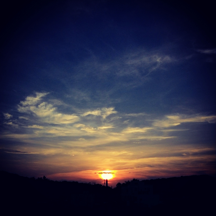 面向燈塔的夕陽